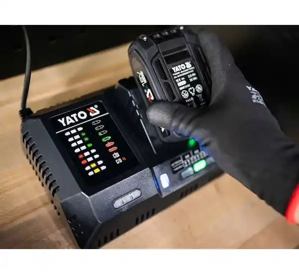 Poslední Šance Super rychlá smart nabíječka na baterie s chlazením Li-ion 18V 2,4 -12A Yato YT-828502